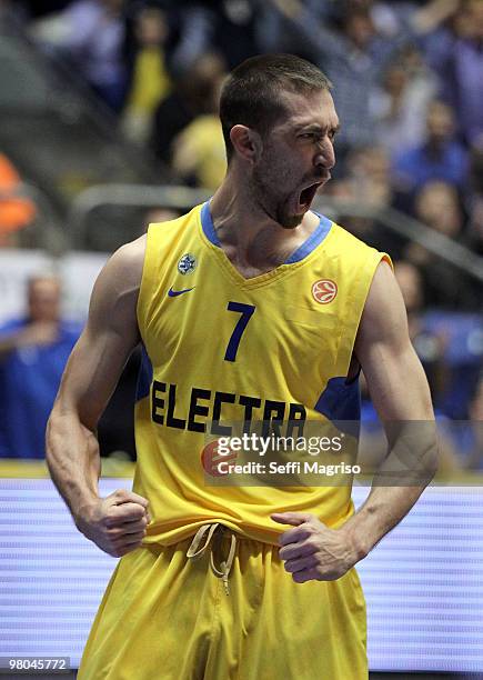 Andrew Wisniewski playing for Maccabi Tel Aviv